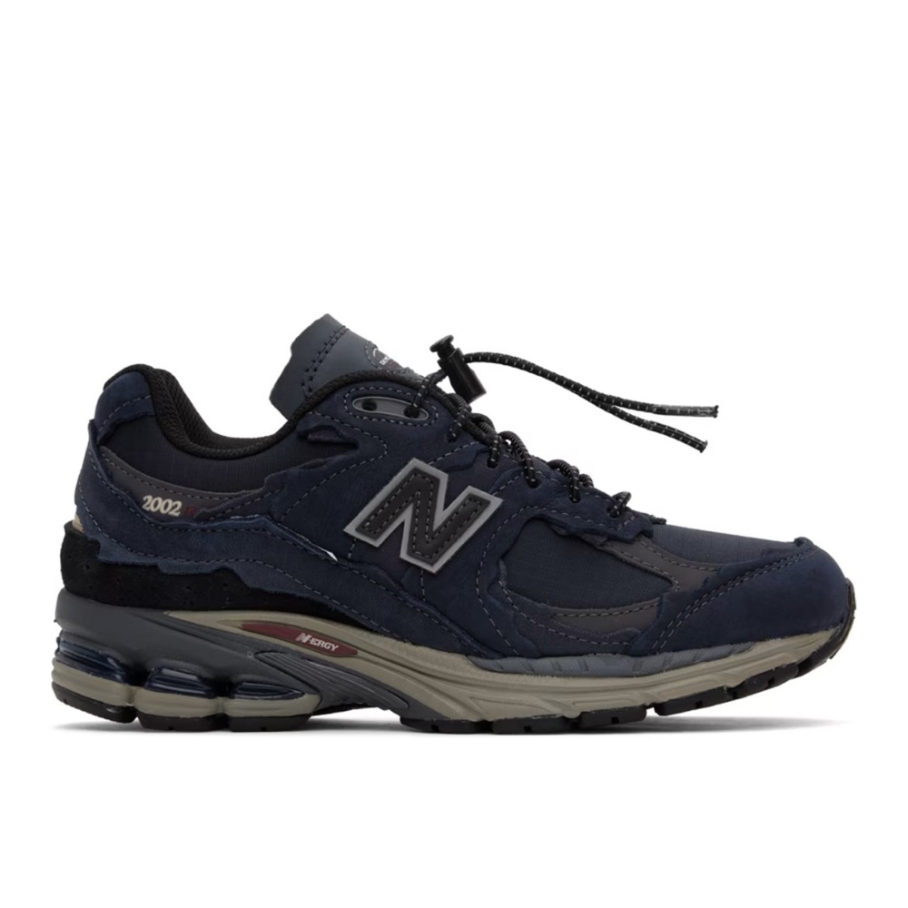 NEW BALANCE
Navy 2002R Sneakers